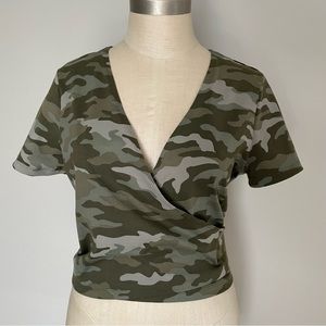 Victoria’s Secret Pink short sleeve camo wrap top size L